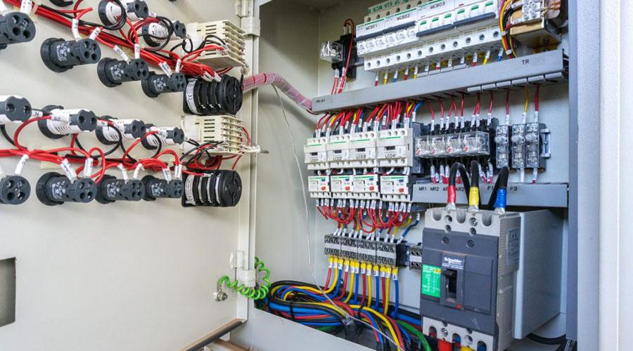 You are currently viewing Mengenal komponen Panel listrik dalam sistem kelistrikan di Indonesia