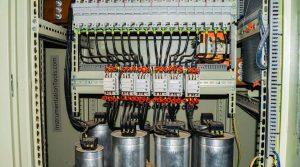 panel capacitor bank dengan regulator power factor di pabrik