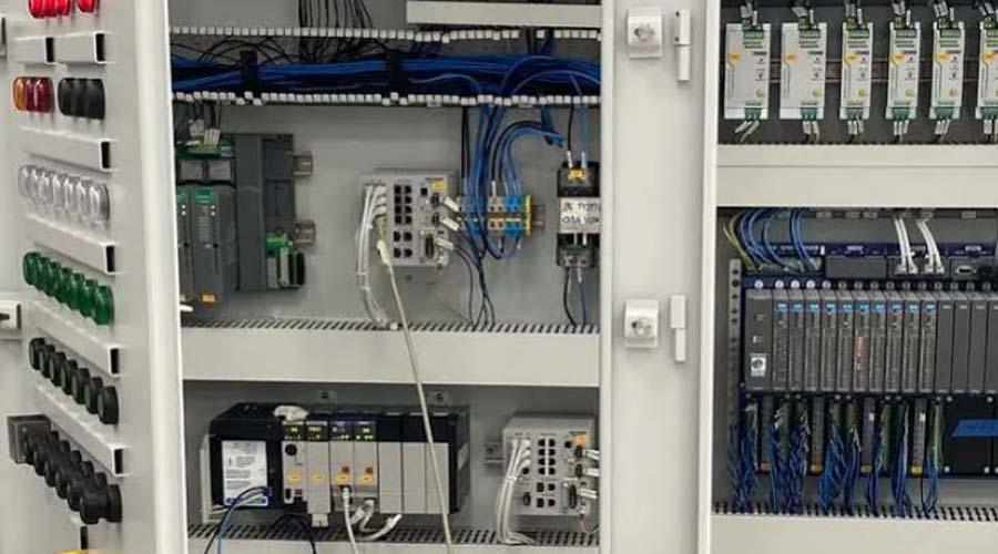 You are currently viewing Panel Kontrol PLC untuk Otomasi Sistem Kelistrikan