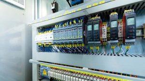 Relay proteksi digital pada panel listrik industri