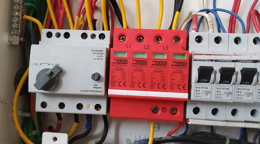 Read more about the article Surge Protection Device (SPD): Proteksi Panel dari Petir