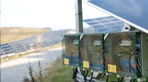Panel listrik untuk sistem solar PV dengan proteksi DC combiner box