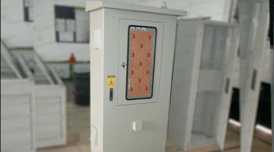 Panel outdoor dengan proteksi IP rating tinggi di area terbuka