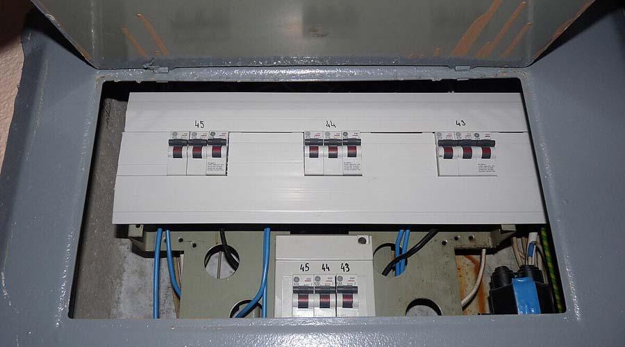 You are currently viewing Fungsi dan Peran Panel Trafo dalam Distribusi Tegangan