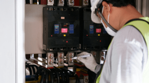 Tim kontraktor listrik Vista Teknik memasang panel di lokasi proyek industri